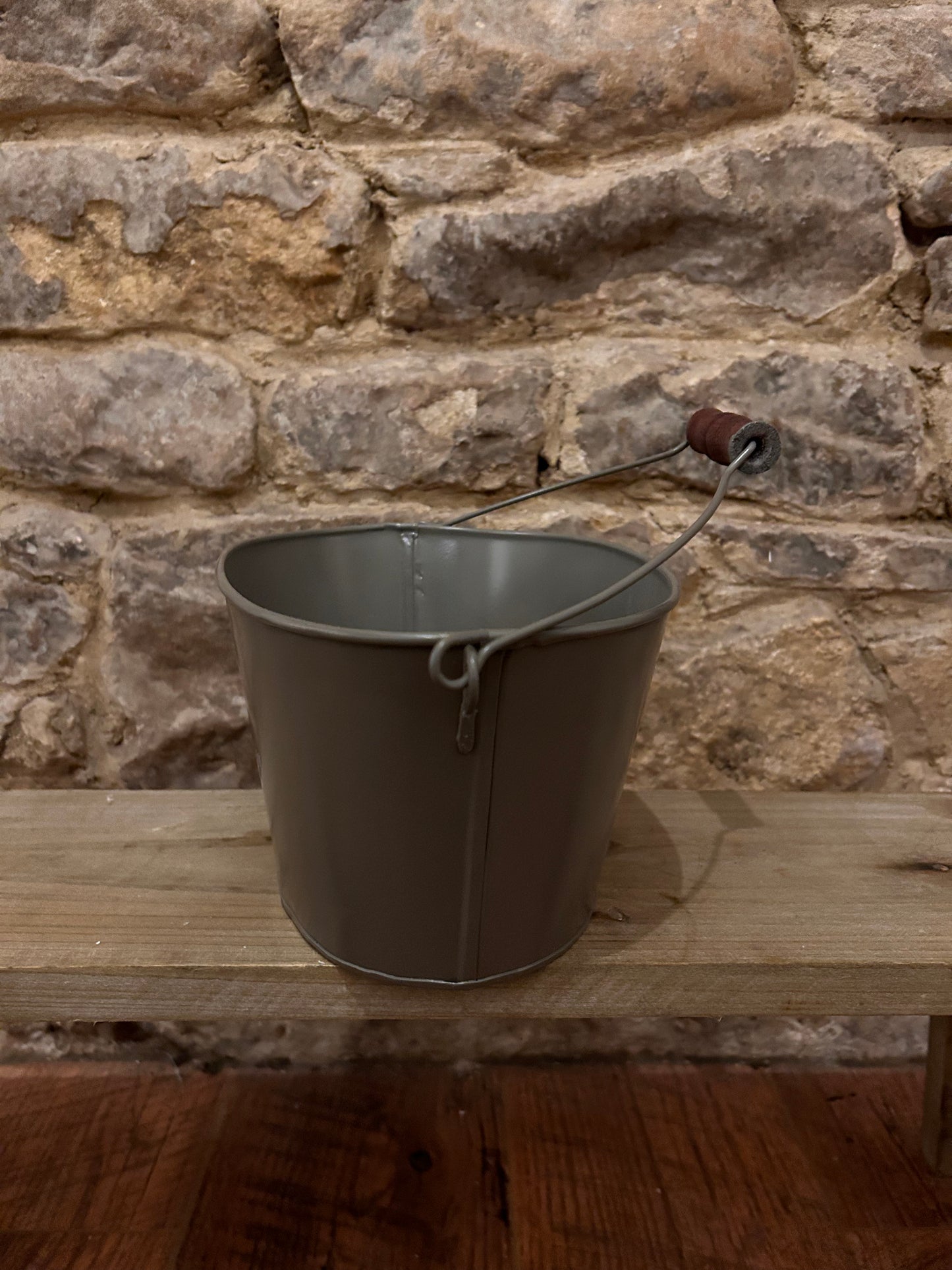 Oval Vintage Planter with Hang Tag-Various colours - The Barn Shed